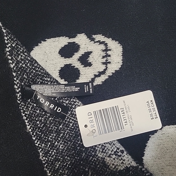 Black Skull Scarf - Picture 3 of 3